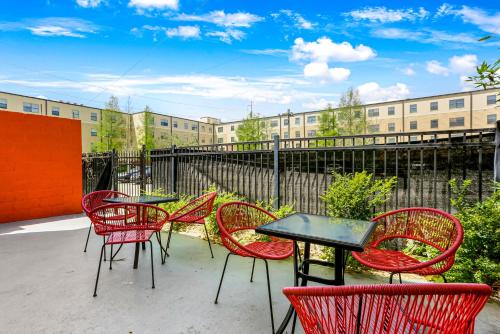 Elegant 4BR Condo in Downtown by Hosteeva - image 2