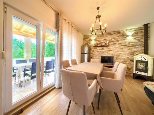 2 bedrooms, 3 beds