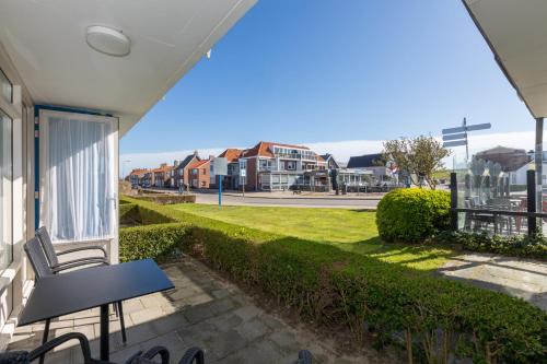 Welcome in - Kurhaus appartement 5 - met terras en 50m van het strand in Zoutelande