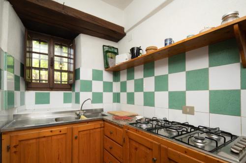 Konyha, Stone built farmhouse Antica Torre by VacaVilla in Lamole