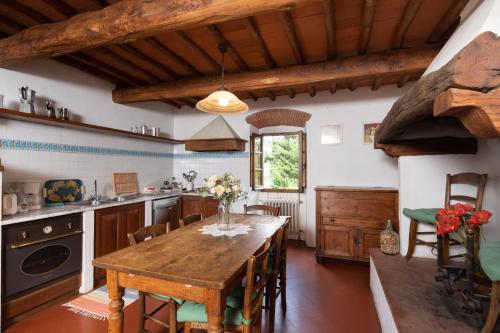 Konyha, Stone built farmhouse Antica Torre by VacaVilla in Lamole