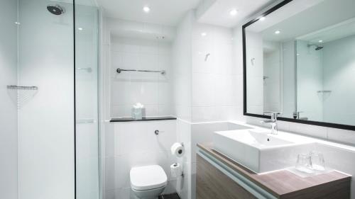 1 Super King Bed Premium Lounge Access image 6