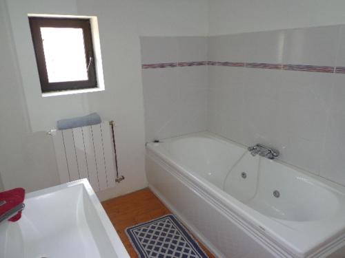 2 bedrooms, 3 beds
