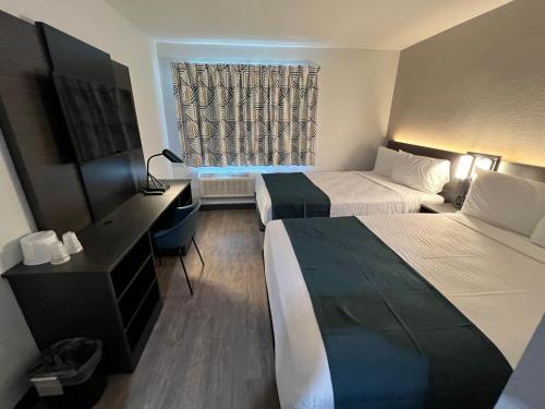 Quadruple Room - Disability Access - Non-Smoking image 4