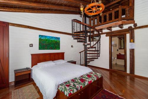 1 queen bed, 2 twin beds, 1 bunk bed