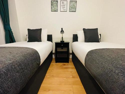 سرير, Cheerful 5-bedroom with free parking in Avonmouth and Lawrence Weston