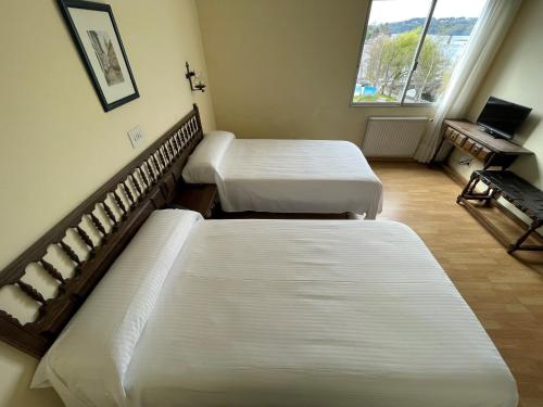 2 twin beds