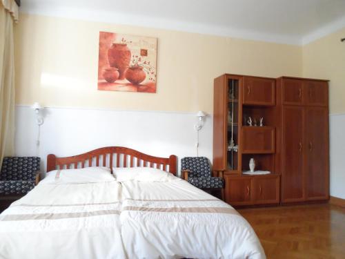 1 king bed, 3 sofa beds