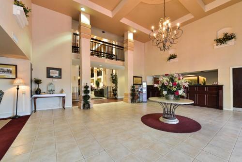 Best Western Plus Villa Del Lago Inn Patterson in Patterson