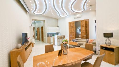 Prime Downtown Budapest Luxury Condo, Private Spa, Home Cinema, Patio, Budapeszt