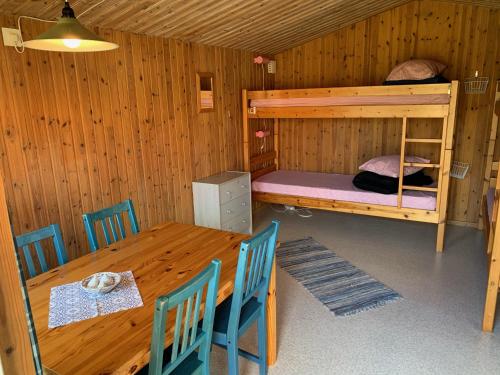 2 bunk beds