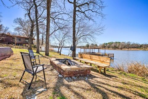 . Lakefront Fort Towson Home Private Dock and 3 Decks