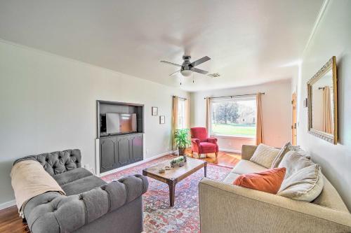 Lake Eufaula Retreat with Fire Pit, Near Main St! in Eufaula, USA