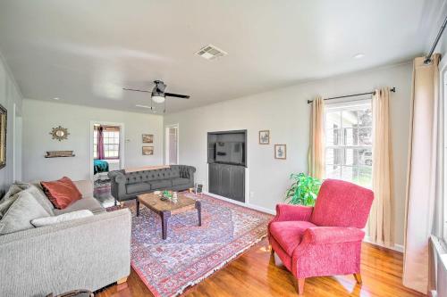 Lake Eufaula Retreat with Fire Pit, Near Main St! in Eufaula, USA