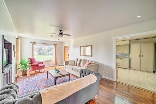 Lake Eufaula Retreat with Fire Pit, Near Main St! in Eufaula, USA