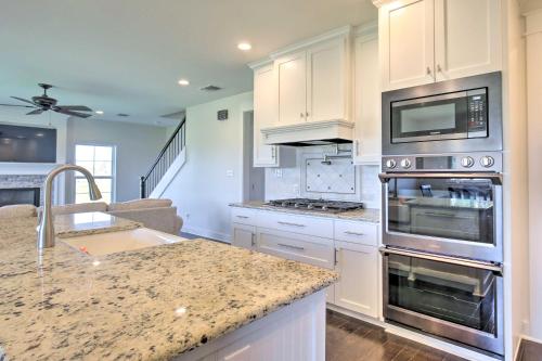 Spacious Texas Getaway w/ Fire Pit & Pond! in Yorktown (TX)
