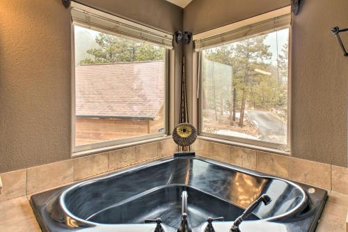 Evergreen Cabin with Hot Tub and Panoramic Mtn Views! in Floyd Hill