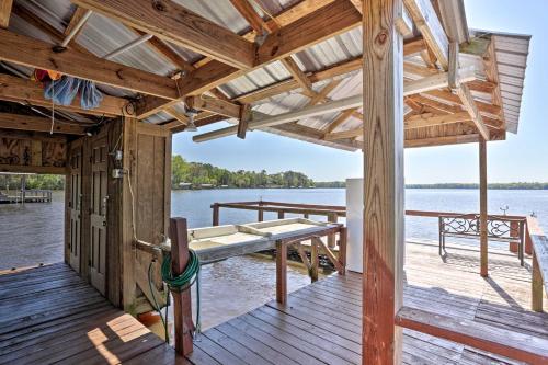 Peaceful Escape with Boat Dock on Lake Talquin! in 佛羅里達州昆西 (FL)
