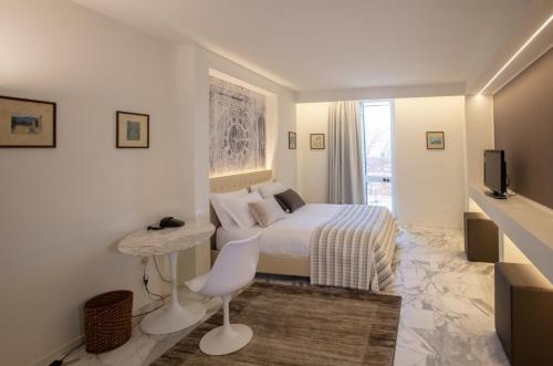 1 queen bed, 2 twin beds