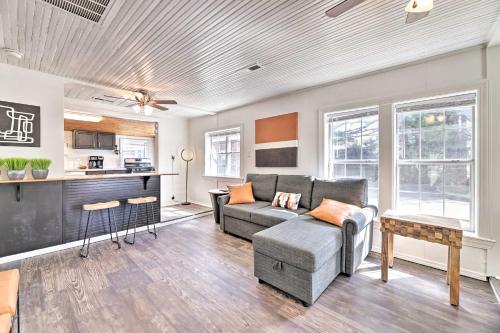 Idyllic Fayetteville Home - Walk to UA Campus! in 費耶特維爾