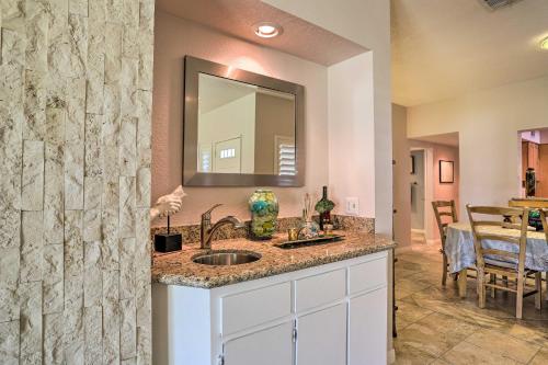 Palm Desert Country Club Home with Patio and Grill! in Palm Desert, USA