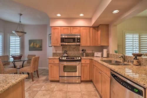 Palm Desert Country Club Home with Patio and Grill! in Palm Desert, USA