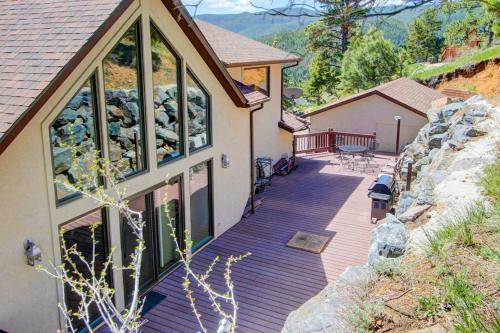 Evergreen Retreat and Hot Tub, Mtn Views and Game Room in Floyd Hill