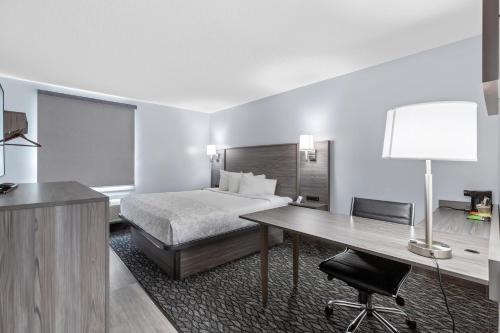 Emerald Hotel and Suites - image 2