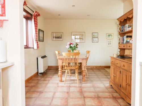 Courtyard Cottage Duns - image 3