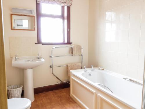 Courtyard Cottage Duns - image 7
