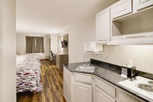 Red Roof Inn & Suites Pensacola-NAS Corry - image 9