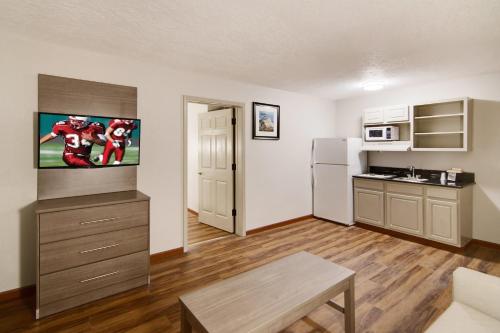 Red Roof Inn & Suites Pensacola-NAS Corry - image 6