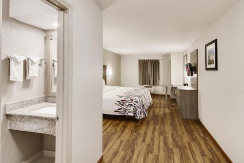 Red Roof Inn & Suites Pensacola-NAS Corry - image 6