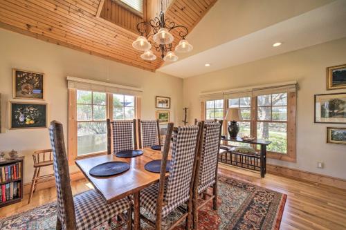 Beautiful Lake Glenville Townhome with Mountain View in Cashiers, USA