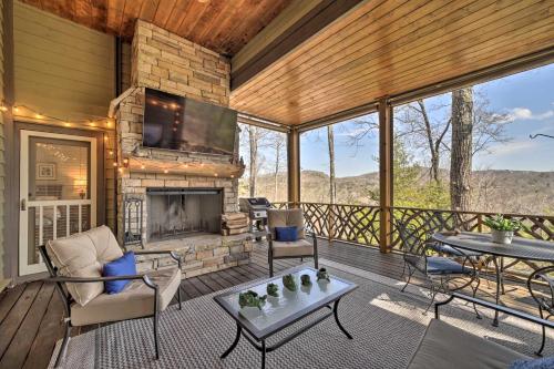 Beautiful Lake Glenville Townhome with Mountain View in Cashiers, USA