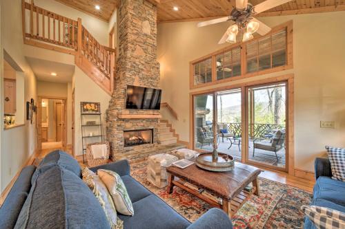 Beautiful Lake Glenville Townhome with Mountain View in Cashiers, USA