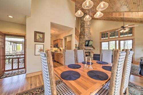 Beautiful Lake Glenville Townhome with Mountain View in Cashiers, USA