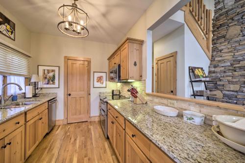 Beautiful Lake Glenville Townhome with Mountain View in Cashiers, USA