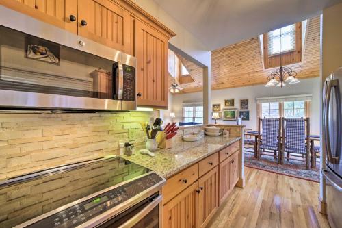 Beautiful Lake Glenville Townhome with Mountain View in Cashiers, USA