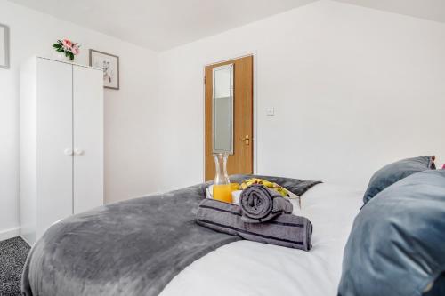 Picture of Stunning 2-Bed Apt - Free Parking - Gated Hideaway - Watford Gen Hospital - Watford Fc - Shopping -