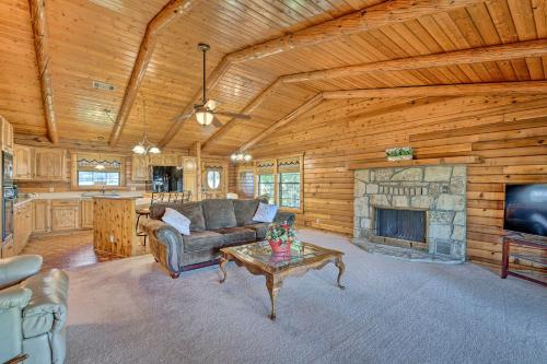 Lakefront Cabin and Guest House Near Granbury Square