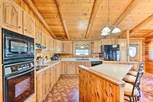 Lakefront Cabin and Guest House Near Granbury Square