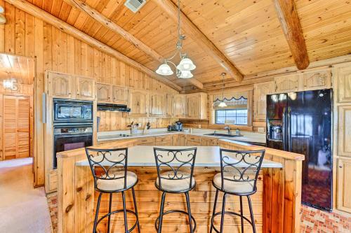 Lakefront Cabin and Guest House Near Granbury Square