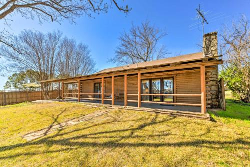 Lakefront Cabin and Guest House Near Granbury Square