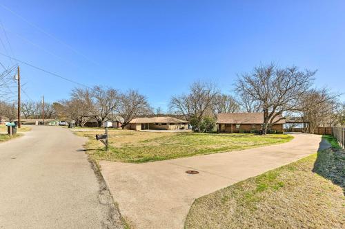 Lakefront Cabin and Guest House Near Granbury Square