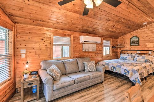 B&B New Bern - Beautiful New Bern Studio Cabin with Fire Pit! - Bed and Breakfast New Bern