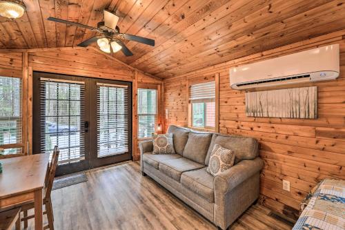 Beautiful New Bern Studio Cabin with Fire Pit!