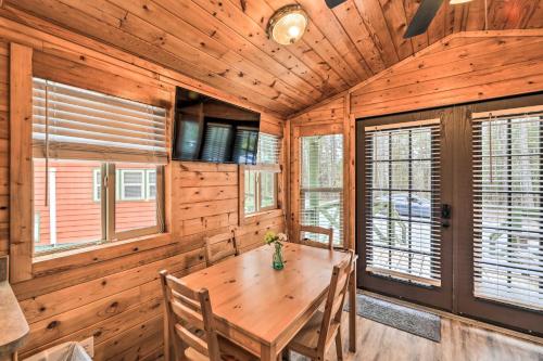 Beautiful New Bern Studio Cabin with Fire Pit!