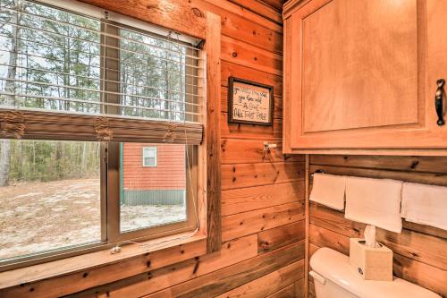 Beautiful New Bern Studio Cabin with Fire Pit!