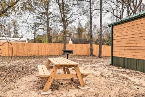 Beautiful New Bern Studio Cabin with Fire Pit!